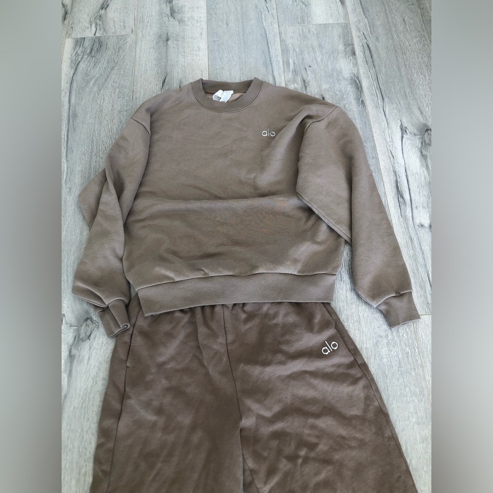 Alo Sweatshirt and Sweatpants - Picture 2 of 3